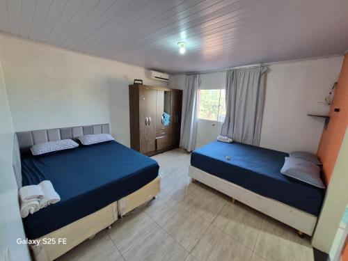 a bedroom with two beds in a room at Bom sossego in Foz do Iguaçu