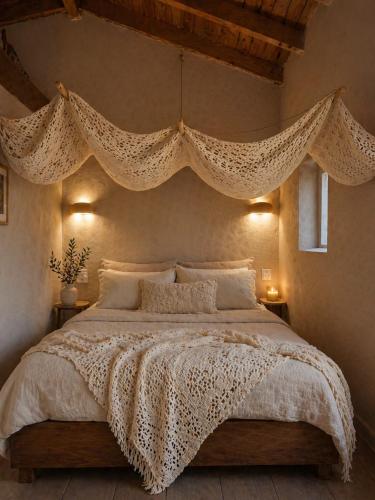 ein Schlafzimmer mit einem großen Bett, über dem Vorhänge hängen in der Unterkunft Katoi suite in Éxo Khóra