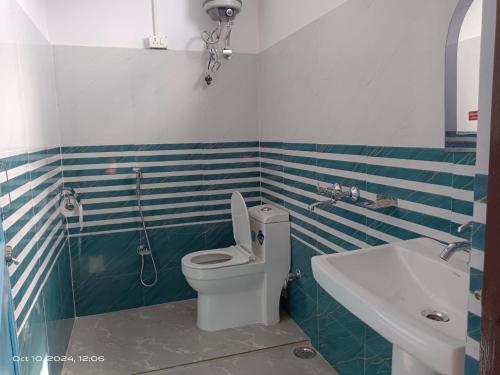 a bathroom with a toilet and a sink at Chamling Retreat in Kalimpong