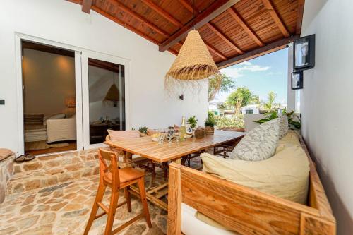 Luxury 4BR Bungalow with Pool, BBQ and AC