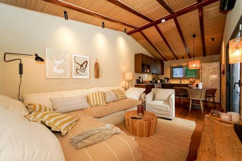 Luxury 4BR Bungalow with Pool, BBQ and AC