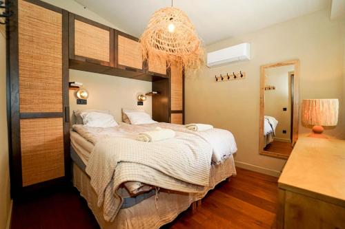 Luxury 4BR Bungalow with Pool, BBQ and AC