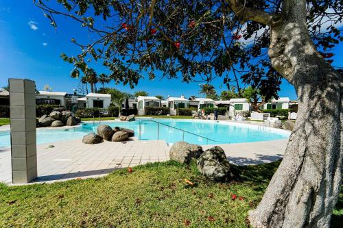 Luxury 4BR Bungalow with Pool, BBQ and AC