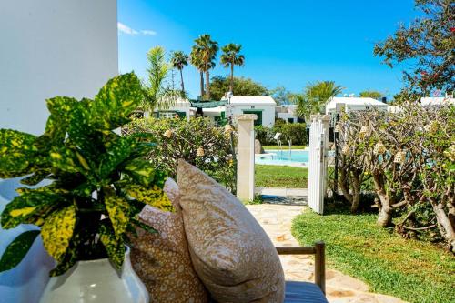 Luxury 4BR Bungalow with Pool, BBQ and AC