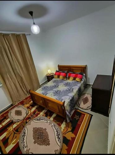 a bedroom with a bed and a rug at Béjaïa 7 Jolis grands Apparts F3-F2 49-69e in Bejaïa