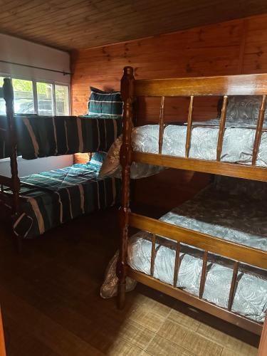 a bedroom with bunk beds in a cabin at El Regreso in Chuí