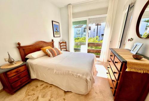 Beachfront Apartment - Pool - 2min to Beach - Free Parking & Fast WiFi