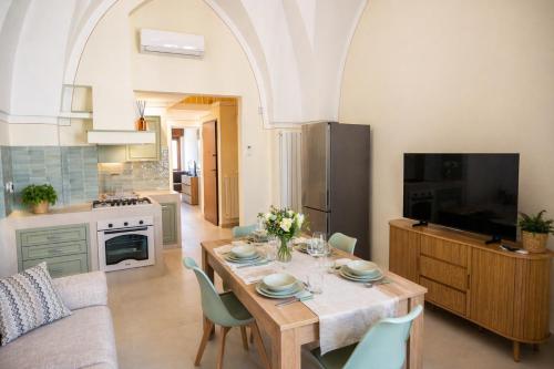 a kitchen and living room with a table and chairs at Casa Maria in Oria