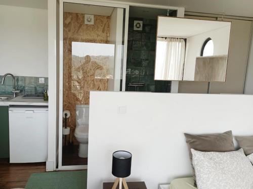 a living room with a couch and a kitchen at Villa Alba - Vitorino dos Piães in Navio