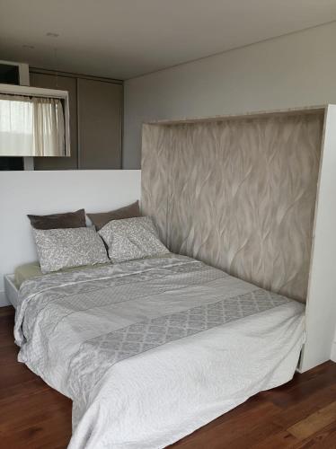 a bedroom with a large bed with white sheets and pillows at Villa Alba - Vitorino dos Piães in Navio