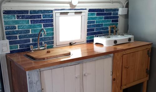 a kitchen counter with a sink and a window at Mostepa in Carpintería