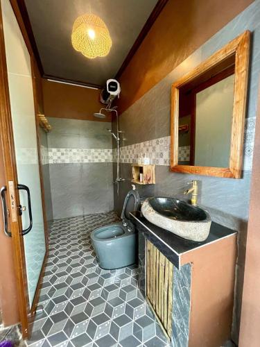 a bathroom with a sink and a toilet at Pù Luông Happy Home in Lũng Tiềm
