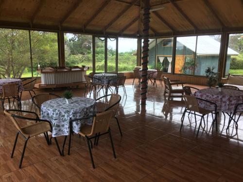 Un restaurante u otro lugar para comer en Cabañas Henua Iti