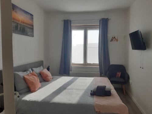 a bedroom with a large bed and a window at B&B Casa Mama in Brugge in Bruges