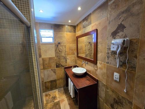 a bathroom with a sink and a mirror at Hotel Velejar in Cumbuco
