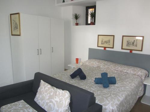 Un dormitorio con una cama con cruces azules. en Monumento S.XVI Corralas, en Sevilla