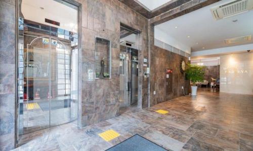 a lobby with a glass shower in a building at Nabeeya Hotel in Siheung