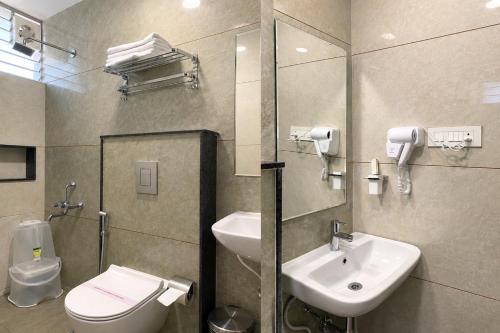 ein Badezimmer mit Toilette und Waschbecken in der Unterkunft DeVerveil Service Apartment in Mysore