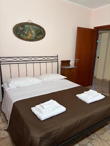 a bedroom with a bed with towels on it at Casa tranquilla e indipendente in Reggio di Calabria
