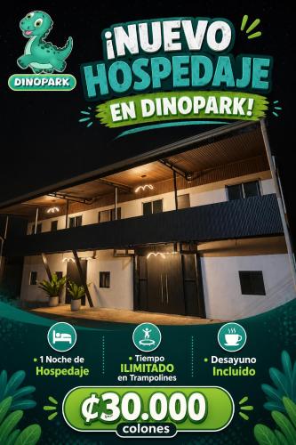 Ein Schild vor einem Haus mit einem Dinosaurier darauf. in der Unterkunft Hotel Dinopark in Salado