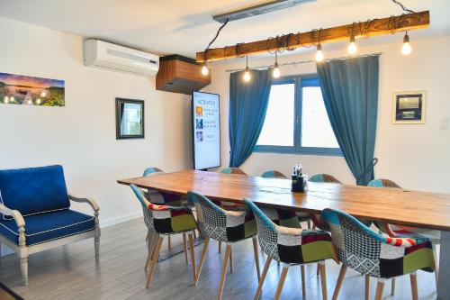 a conference room with a wooden table and chairs at Pike Inn Bucătărie Autentică & Cazare cu Farmec in Dunavăţu de Sus