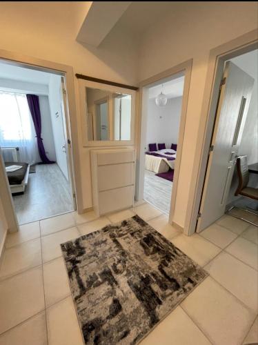 a living room with a door leading to a bedroom at Apartament cu 2 camere decomandate in Roşu