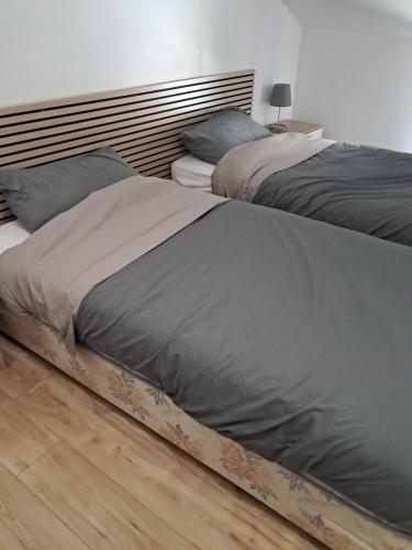 two beds sitting next to each other in a bedroom at chemin de compostelle in Montcuq