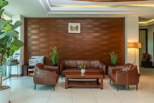 a lobby with leather couches and a table at City Inn Vientiane in Vientiane