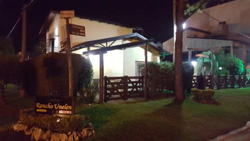 a street sign in front of a house at night at Cabañas Rancho Unelen in Colón