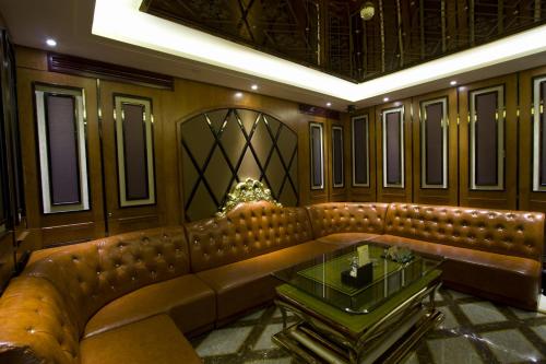 a brown leather couch in a room with a table at Shenzhen Kaili Hotel, Guomao Shopping Mall in Shenzhen