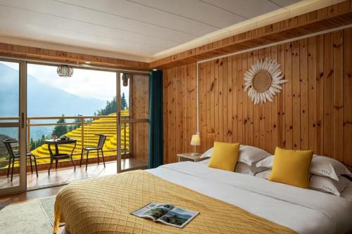 a bedroom with a large bed and a balcony at happy live hotel in Heping
