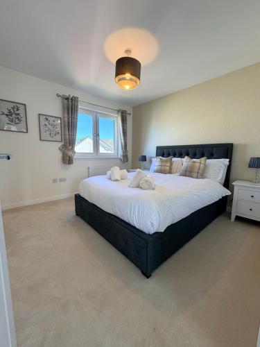 a large bedroom with a large bed with white sheets at Inverness Retreat in Inverness