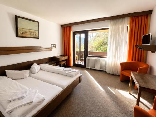 a hotel room with a bed and a window at BaB Hotels and Apartments-Zum Letzten G'Stehr in Bad Rippoldsau