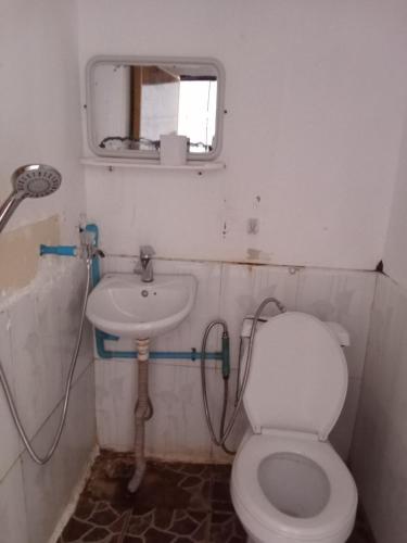 a small bathroom with a toilet and a sink at Anna Koh Rong in Kaôh Rŭng (3)