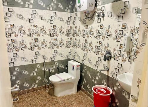 a bathroom with a toilet and a sink at Hotel Grand Radhe Krishna inn in Vrindāvan