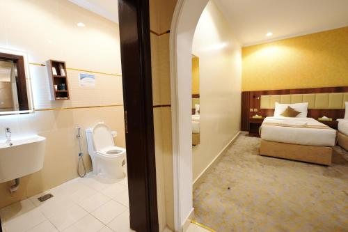 a bathroom with a bed and a toilet and a sink at فندق اللؤلؤة البلاتيني - Platinum Pearl Hotel in Medina