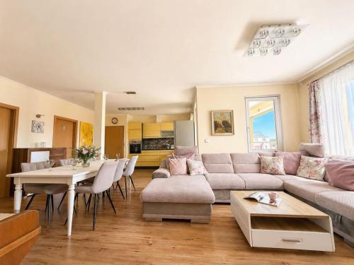 Family Apartment - Sunny Terrace - 3 Bedrooms