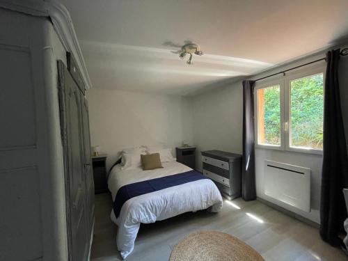 a bedroom with a bed and a window at Charmante Maison Vue mer Panoramique à Coti-Chiavari in Coti-Chiavari