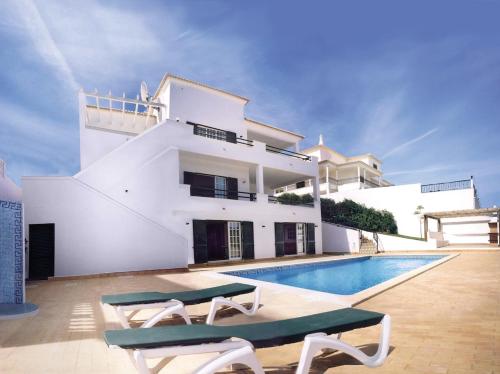 BnB Homes Villa Verde - pool, Marina view, BBQ, games room and garden