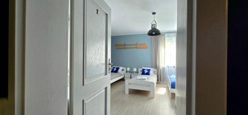 a room with a bedroom with a bed and a window at Pokoje Syrenka by TriApart in Stegna