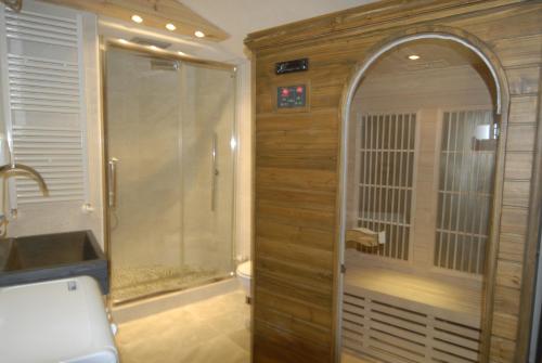 een badkamer met een douche, een wastafel en een toilet bij La Coquille Apartment in Breuil-Cervinia