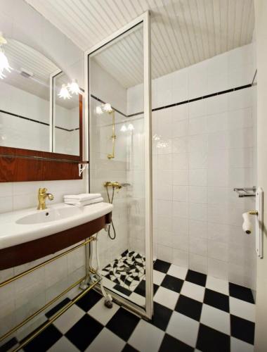 a bathroom with a sink and a shower at Maison d'hôtes Villa Meinga in Saint-Coulomb