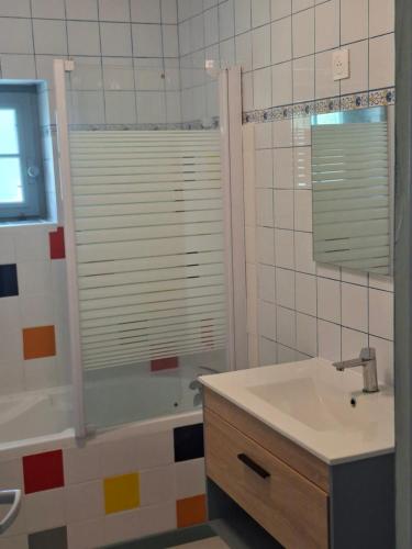 a bathroom with a sink and a shower and a tub at La Ferme aux Canards in Sassetot-le-Mauconduit