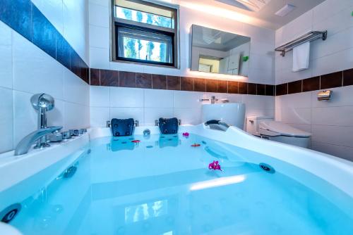 Kylpyhuone majoituspaikassa Donnaekohill Resort
