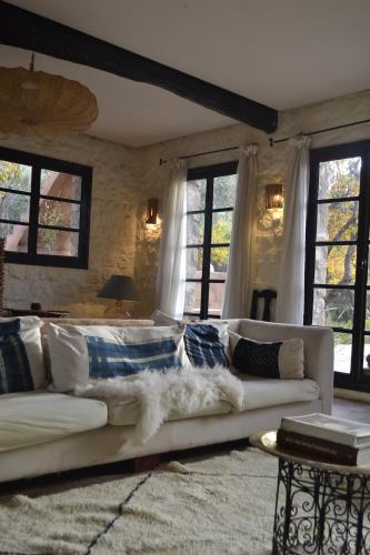 a living room with a white couch and windows at Villa Quince in Ouirgane
