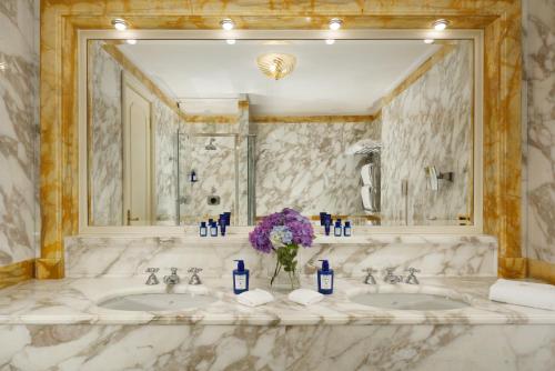 a bathroom with two sinks and a large mirror at Imperiale Palace Hotel in Santa Margherita Ligure