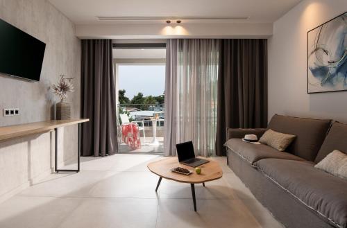 Lagomandra Luxury Suites with Private Pools