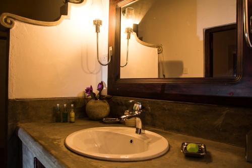 希卡杜瓦的住宿－庫布拉別墅住宿加早餐旅館，一间带水槽和镜子的浴室