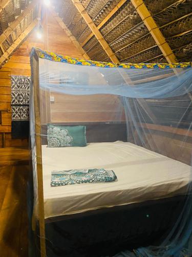 a bunk bed with a mosquito net on it at Lakdina Lodge in Panama