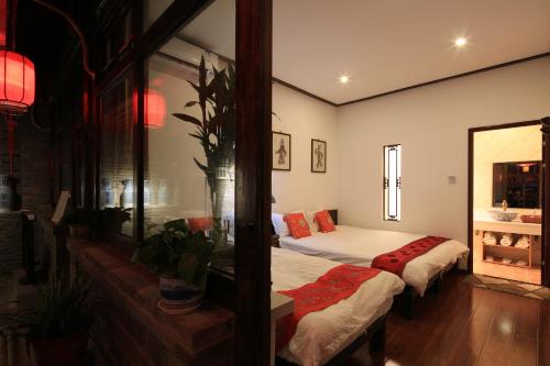 Un pat sau paturi într-o cameră la The Great Wall Courtyard Hostel